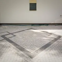 Nowy podjazd z kostki brukowej z geometrycznym wzorem. Ubijanie kostki z piaskiem czy bez – efekt jest imponujący.