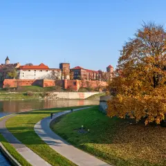 Jesień nad Wisłą, Wawel w tle. Idealne miejsce na tani wypad na weekend w Polsce.