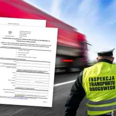 Inspektor drogowy kontroluje dokumenty dotyczące delegowania kierowców. Na pierwszym planie formularz zgłoszeniowy.