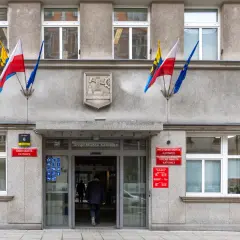 Urząd Miasta Katowice, z flagami Polski i UE. Szukasz kontaktu do Platformy Obywatelskiej w Katowicach? Tu znajdziesz informacje.