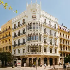 Edificio emblemático de la arquitectura en Valencia, con detalles neogóticos y balcones de hierro forjado.