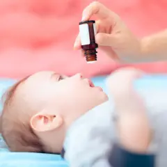 Mama podaje rocznemu dziecku witaminę D. Ważne jest, ile witaminy D dla rocznego dziecka jest bezpieczne.