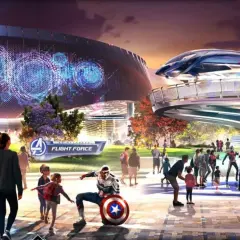 Im Disneyland Paris Avengers Campus, Captain America posiert mit seinem Schild, während ein futuristisches Flugzeug über den Köpfen der Besucher schwebt.
