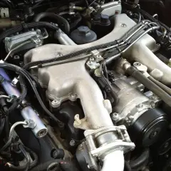 Silnik 4.2 TDI z widocznymi wtryskiwaczami i kolektorami.
