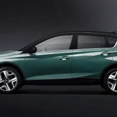 Zielony Hyundai Bayon z czarnym dachem, prezentujący nowoczesny design. Wiele pozytywnych **hyundai bayon opinie** potwierdza jego atrakcyjność.