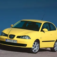 Żółty Seat Ibiza 1.4 benzyna na tle błękitnego nieba.