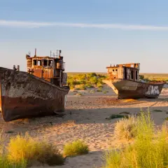 Zardzewiałe wraki statków na pustyni, pozostałość po niegdyś wielkim jeziorze aralskim. Widok na jezioro aralskie kiedyś i dziś.