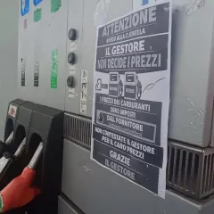 Avviso alla pompa di benzina: "Il gestore non decide i prezzi". L'aumento diesel e benzina è imposto dal fornitore.