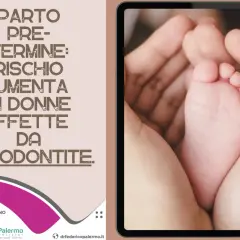 Mani adulte tengono delicatamente il piedino di un neonato. Il testo avverte che il rischio di parto pretermine aumenta nelle donne affette da parodontite.