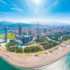 Batumi, Gruzja. Wycieczki nad Morze Czarne. Widok z lotu ptaka na plażę, nowoczesne budynki i góry w tle.