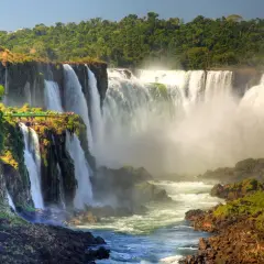 Impresionantes cascadas en América del Sur, con una pasarela verde para observar la majestuosidad del agua cayendo entre la exuberante vegetación.