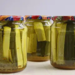 Słoiki z cukinią w zalewie słodko-kwaśnej z curry. Pachnące, domowe przetwory gotowe na zimę.