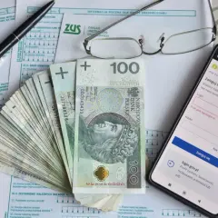 Umowa zlecenie a emerytura: stos dokumentów ZUS, pieniądze i smartfon z logowaniem do eZUS.
