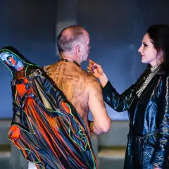 Lilla Weneda: bohaterowie w mrocznych strojach, z makijażem i tatuażami, tworzą niepokojącą scenę.