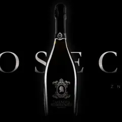 Elegancka butelka Prosecco, jednego z najpopularniejszych włoskich win musujących. Nazwy win często odzwierciedlają ich pochodzenie i jakość.