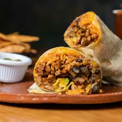 Pyszny burrito z kurczakiem, ryżem i fasolą, podane z salsą i chipsami. Idealne na szybki lunch.