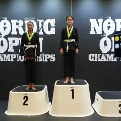 Två unga tjejer på prispallen efter en tävling i nordic open bjj.