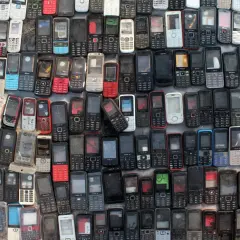 Stos starych telefonów komórkowych, gotowych do pracy w domu pakowanie.