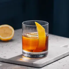 Klasyczne Old Fashioned z odpowiednią kostką lodu i skórką pomarańczy. Idealny drink na wieczór.