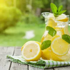 Orzeźwiająca lemoniada z cytryn i mięty w dzbanku, idealna na lato. Prosty przepis na domową lemoniadę.