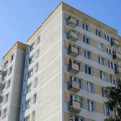 Warszawski blok mieszkalny z balkonami. Zastanawiasz się, ile wynosi czynsz za mieszkanie własnościowe w Warszawie?