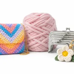 Borsa arcobaleno e gomitolo rosa, pronti per nuovi lavori uncinetto. Accessori per creare con le tue mani.