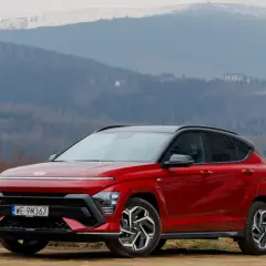 Czerwony Hyundai Kona na tle górskich krajobrazów. Wiele osób szuka Hyundai Kona opinie przed zakupem.