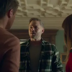 Aaron Ashmore im Gespräch mit zwei Personen. Ein Ausschnitt aus seinen Filmen und Serien.