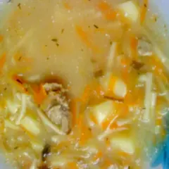 Zupka z cielęciną dla niemowlaka: delikatne kawałki mięsa, ziemniaki i marchewka w lekkim bulionie z makaronem.