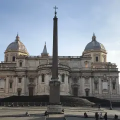 La maestosa basilica di Santa Maria Maggiore a Roma, con il suo obelisco centrale, domina la piazza in una giornata limpida.