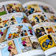 Kolorowy komiks dla 8 latka pełen przygód z psami, kotem i szopem. Zabawne dialogi i dynamiczne sceny.