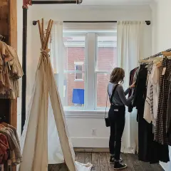Gdzie kupić ubrania vintage? Odkryj unikalne skarby w sklepach