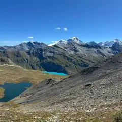 Widok na alpejskie jeziora i ośnieżone szczyty. Trasa Haute Route oferuje takie krajobrazy.