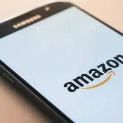 Smartfon z logo Amazon. Zastanawiasz się, sns co to? To platforma, która ułatwia zakupy.