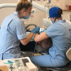 Czy podczas okresu można iść do dentysty? Bezpieczne zabiegi i ryzyka