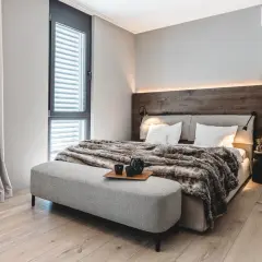 Gemütliches Schlafzimmer mit Holzbett, Felldecke und Fenster. Perfekte schlafzimmer inspiration für Ihr Zuhause.
