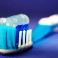 Ile razy dziennie myć zęby szczoteczką soniczną? Ekspert odpowiada