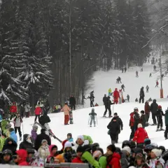Tłumy narciarzy i snowboardzistów na stoku, przygotowujących się do szusowania. Wspaniałe ferie lubelskie 2026!