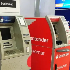Bankomaty i wpłatomaty różnych banków, w tym Santander i Bank Polski, gotowe do przyjęcia Twoich pieniędzy.