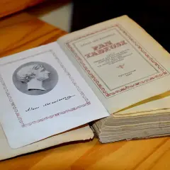 Otwarta księga "Pan Tadeusz" Adama Mickiewicza, arcydzieło polskiej literatury, które jest przykładem, czym jest epopeja narodowa.
