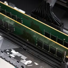 Dwa moduły pamięci RAM typu DIMM zamontowane na płycie głównej komputera.