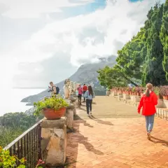 Spacer po tarasie widokowym z rzeźbami i widokiem na morze. Idealne miejsce, by zobaczyć Amalfi.