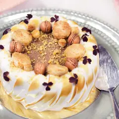En vacker tårta med maräng, macarons och nötter. Perfekt för att inspireras till egna vackra tårtor recept.