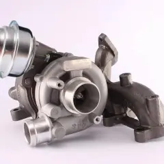 Szczegółowa budowa turbosprężarki z metalowym aktuatorem i żeliwnym kolektorem wydechowym.