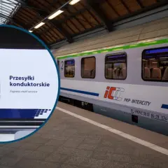 Znak informuje o możliwości nadania przesyłki konduktorskiej na dworcu PKP. Pociąg Intercity stoi na peronie.