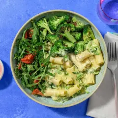 En härlig pastarätt med krämig zucchini, broccoli och ruccolasallad. Ett perfekt zucchini recept för en snabb och god middag.