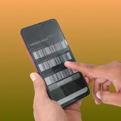 Dłoń pokazuje ekran telefonu z numerami IMEI. Dowiedz się, jak sprawdzić IMEI swojego urządzenia.
