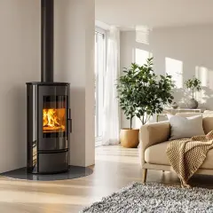 Poêle moderne avec flammes vives sur un plancher en bois clair. La question "peut on poser un poêle sur un plancher chauffant" est ici illustrée par une installation élégante.