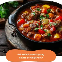 Aromatyczny bogracz z wołowiny, papryki i ziemniaków w czarnym naczyniu.