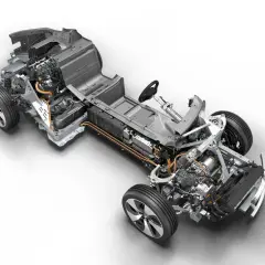 Szkielet BMW i8 z widocznym silnikiem, baterią i elementami napędu.